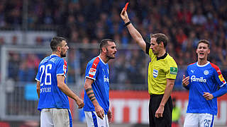 Von Referee Sascha Stegemann vom Platz gestellt: Jonas Meffert (l.) © 2019 Getty Images