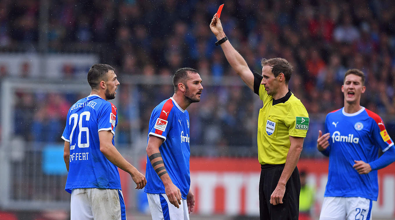 Von Referee Sascha Stegemann vom Platz gestellt: Jonas Meffert (l.) © 2019 Getty Images