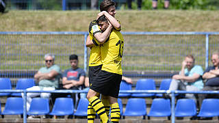 Freude über einen Kantersieg in Lippstadt: die U 17 von Borussia Dortmund © imago images / MaBoSport