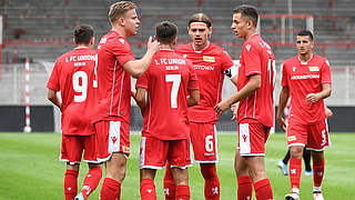 Kommen aus dem Jubeln gar nicht mehr heraus: Die U 19 von Union Berlin und der sechsfache Torschütze Fisnik Asllani (2.v.r.) © imago images / Matthias Koch