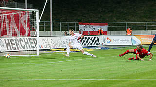 Torreicher Abschluss: Zwickaus Viteritti (r.) trifft gegen FCK-Keeper Grill zum 1:3 © imago images / Picture Point