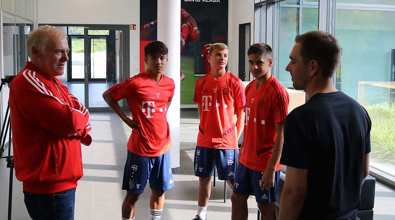 Lahm beim Besuch des Bayern-Campus: "Jungs bekommen sensationelle Bedingungen" © FC Bayern München
