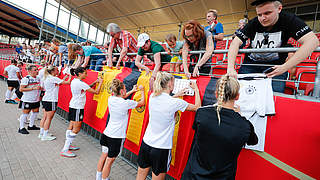 Erfüllen viele Autogrammwünsche: die DFB-Frauen beim Training in Kassel © Getty Images