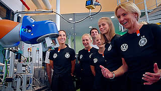 Begeisternde Technik: Die DFB-Frauen im VW-Werk Kassel © DFB-TV