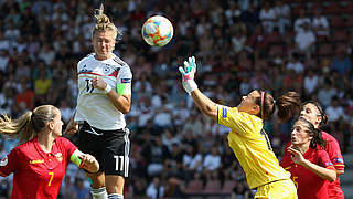 Nickt zum 5:0-Pausenstand ein: die dreifache Torschützin Popp (l.) © GettyImages