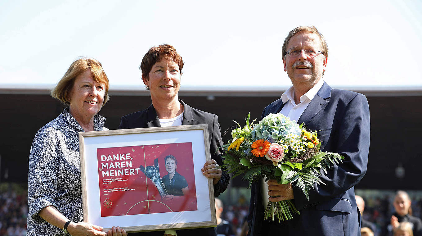 "Es war eine wunderbare Zeit": Maren Meinert als Trainerin beim DFB-Nachwuchs © imago images / Nordphoto