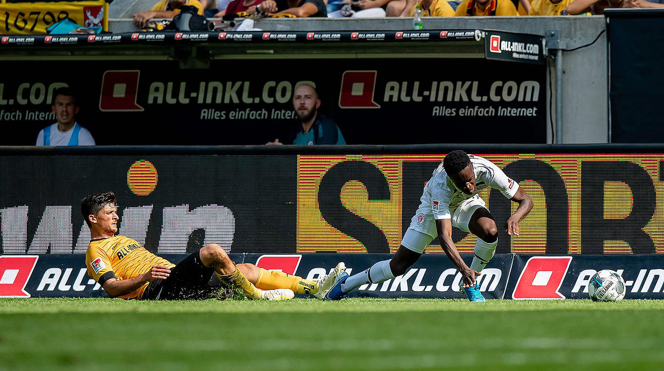 Nach diesem Foul gibt es die Rote Karte: Jannis Nikolaou (l.) legt Christian Conteh © GettyImages