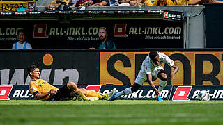 Nach diesem Foul gibt es die Rote Karte: Jannis Nikolaou (l.) legt Christian Conteh © GettyImages