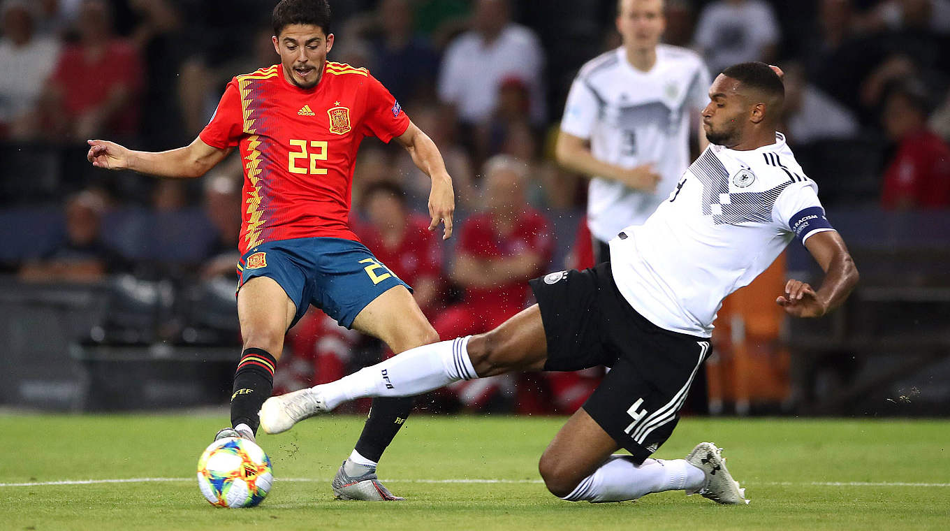 Führt die deutsche U 21 bei der EM bis ins Finale gegen Spanien: Kapitän Tah (r.) © imago images / PA Images