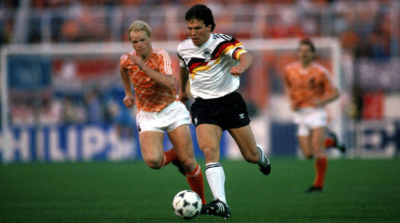 2:1 im EM-Halbfinale 1988 gegen das DFB-Team um Kapitän Matthäus: Koeman (l.) © imago