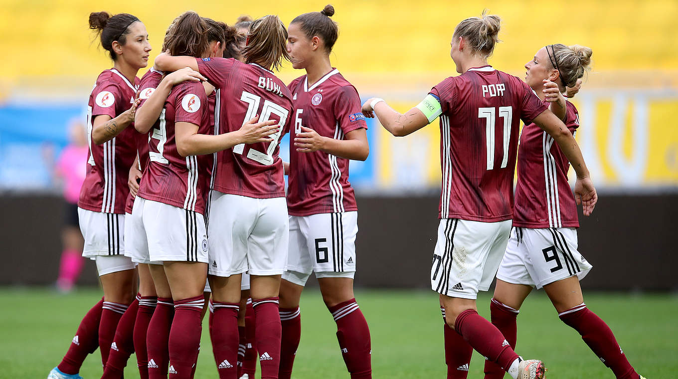 Freude über den stürmischen Auswärtssieg: Die DFB-Frauen klatschen sich ab © 2019 Getty Images
