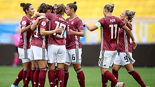 Freude über den stürmischen Auswärtssieg: Die DFB-Frauen klatschen sich ab © 2019 Getty Images