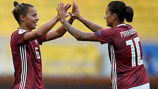 Erster Treffer für die A-Nationalmannschaft: Lena  Oberdorf (l.) © 2019 Getty Images