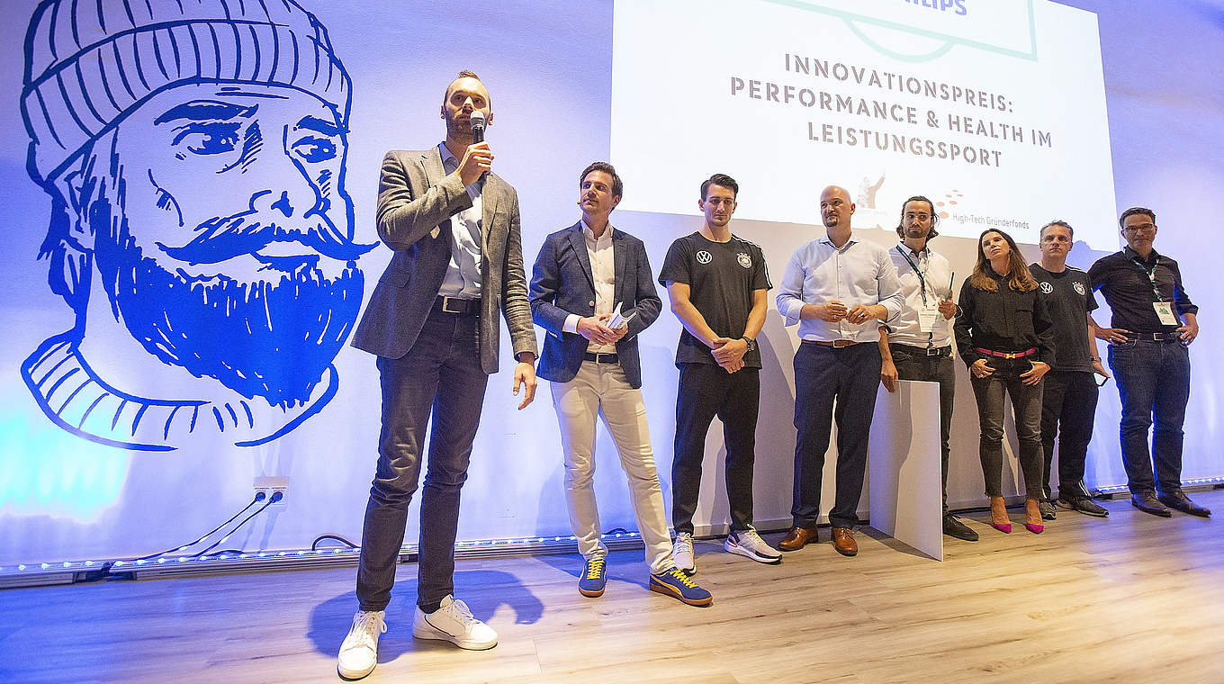 Lobende Worte für die Sieger: Prof. Dr. Tobias Haupt (l.), Leiter der DFB-Akademie © 2019 Getty Images