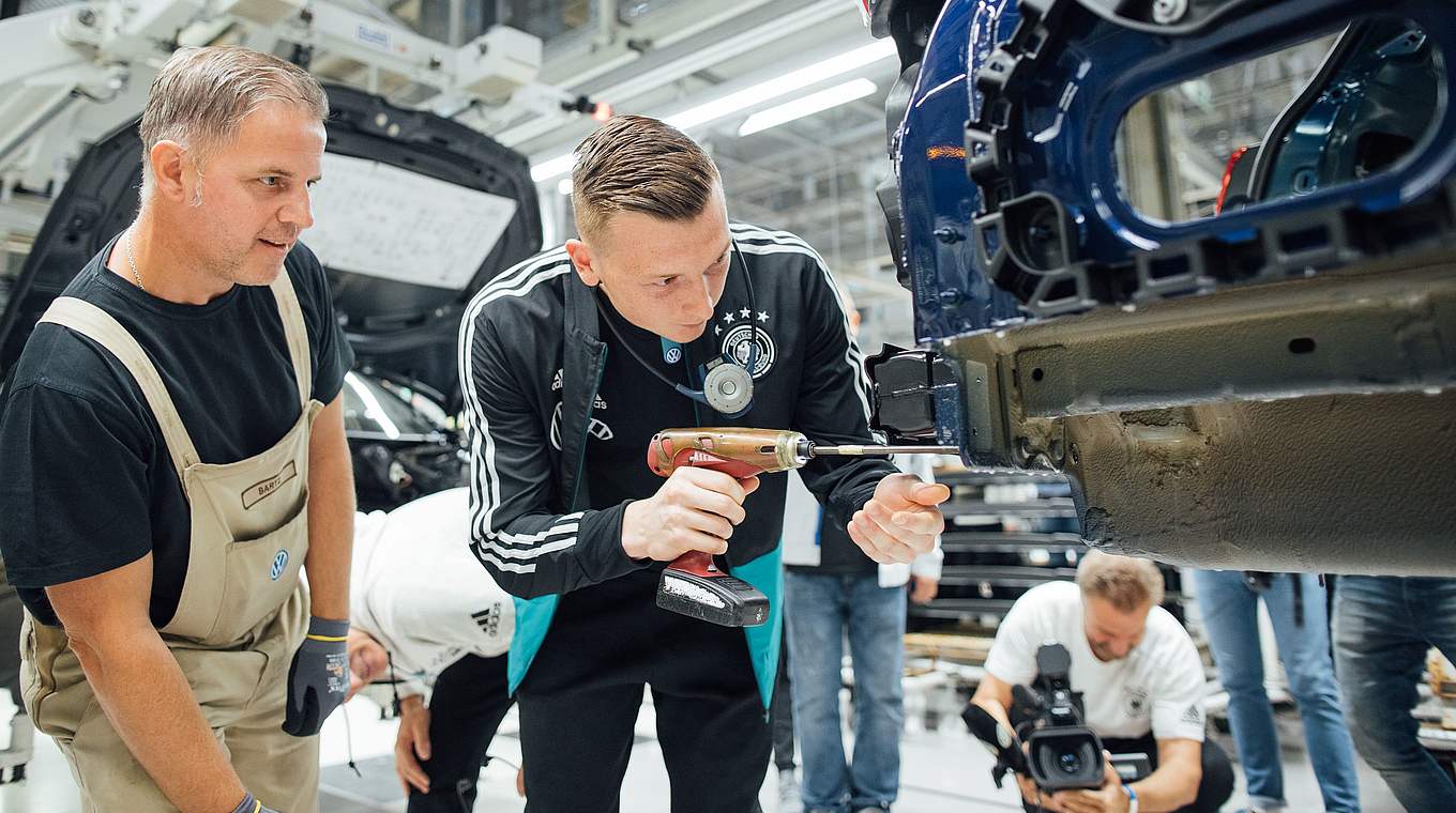 Torhüter Markus Schubert legt selbst Hand an © Volkswagen AG