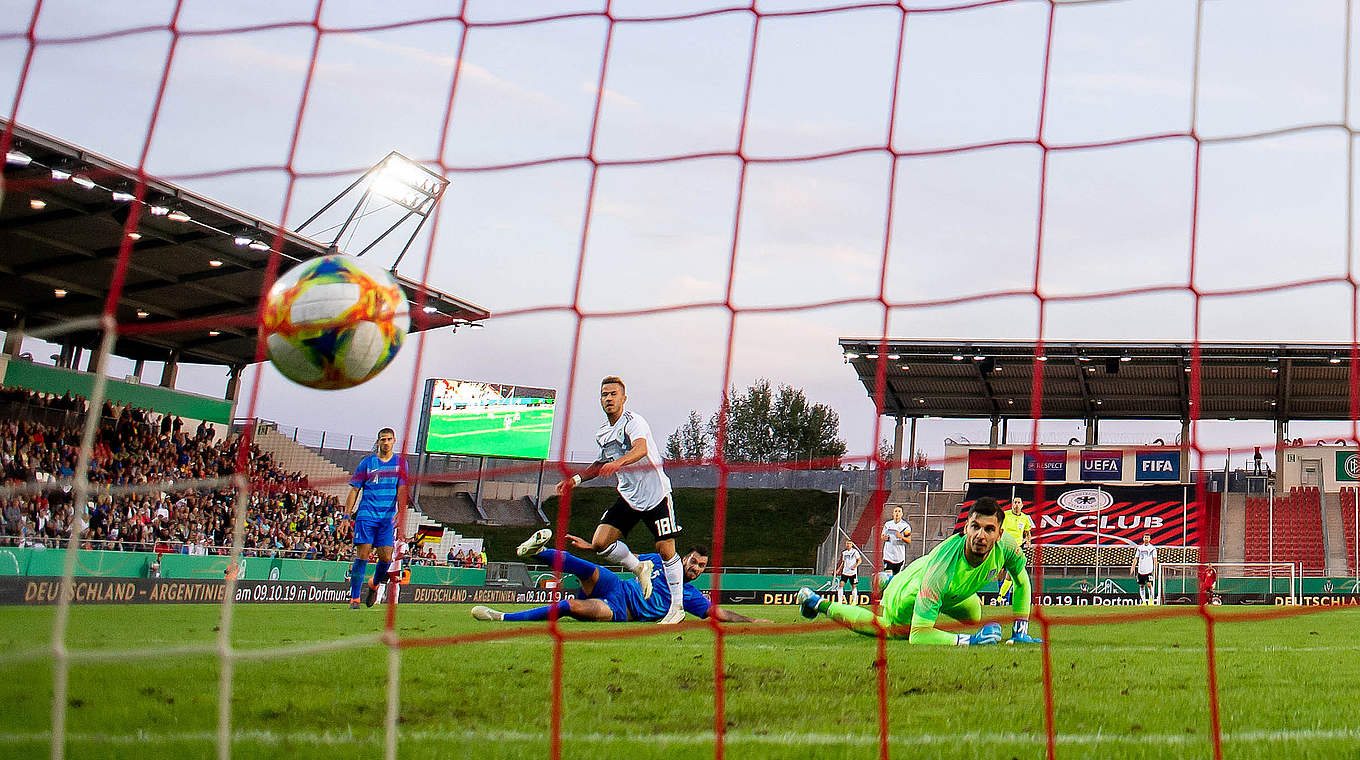 Treffer im ersten U 21-Länderspiel: Niklas Dorsch (2.v.l.) beim 2:0 gegen die Griechen © 2019 Getty Images