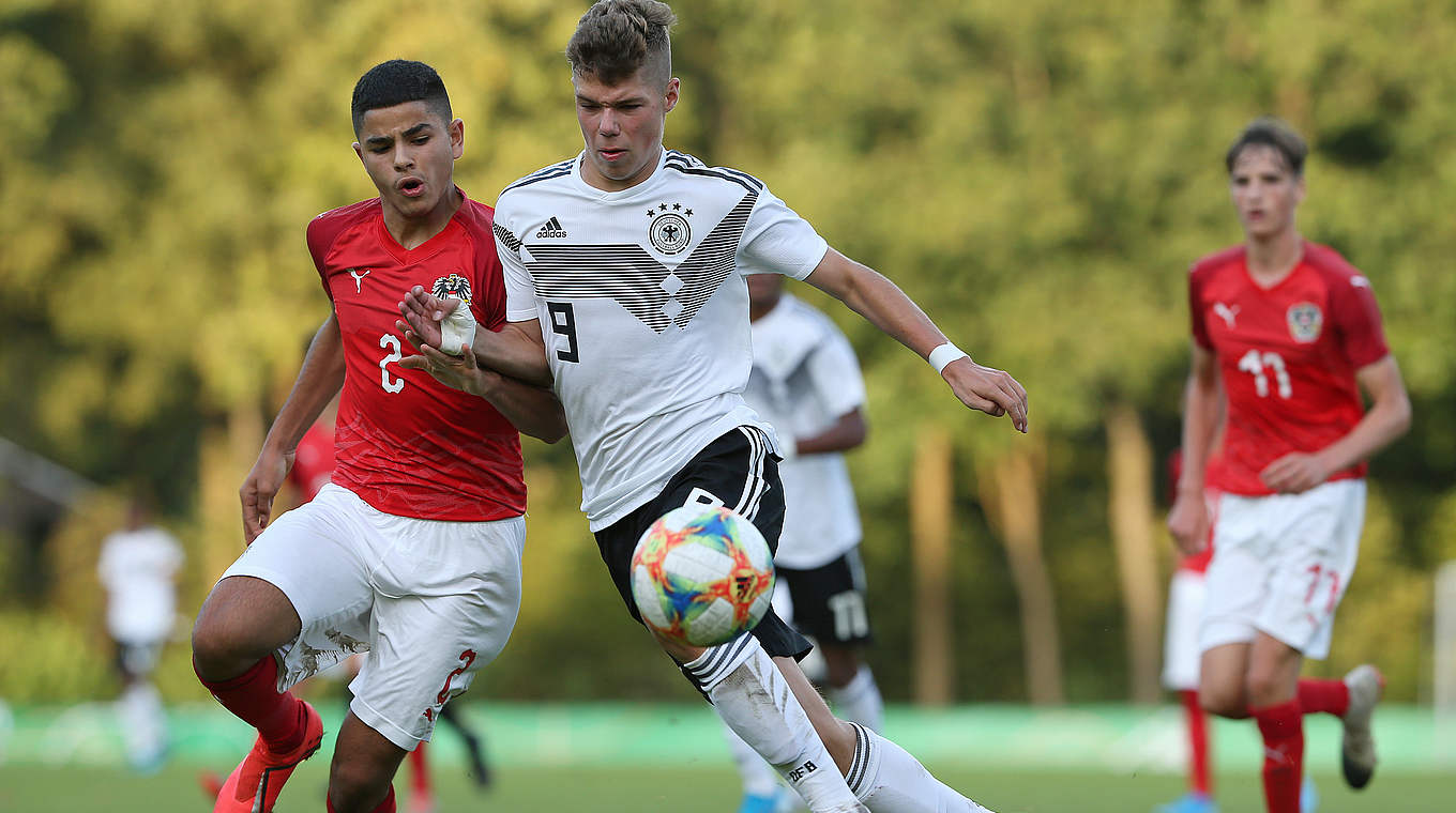 Im Laufduell: Maximilian Wagner gegen Österreichs Benjamin Atiabou (l.) © 2019 Getty Images