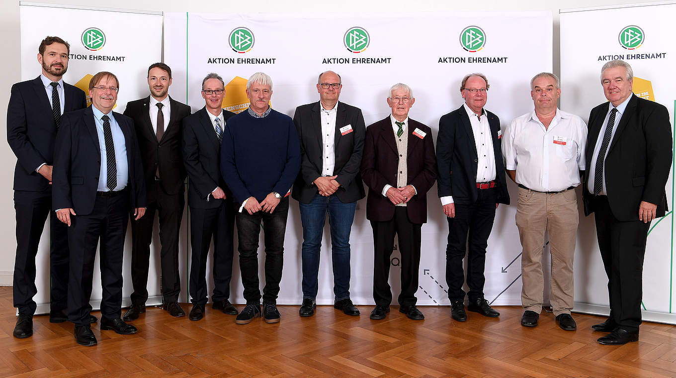 Gruppenbild mit Niederrheins Delegation: Dr. Friedrich Curtius, Dr. Rainer Koch (v.l.) und Peter Frymuth (r.) © Getty Images