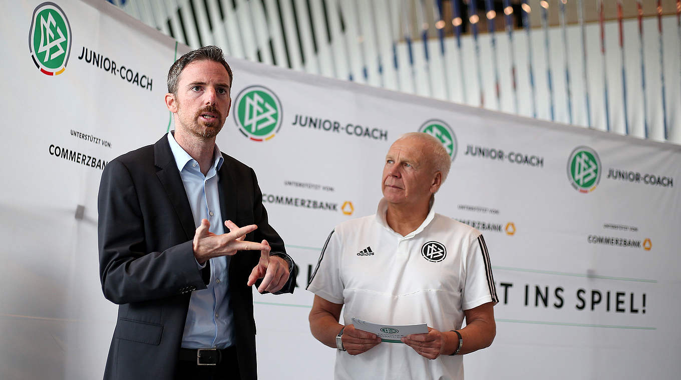 Teilte seiner Trainerfahrungen mit den Teilnehmern: U-Cheftrainer Meikel Schönweitz (l.) © Getty Images