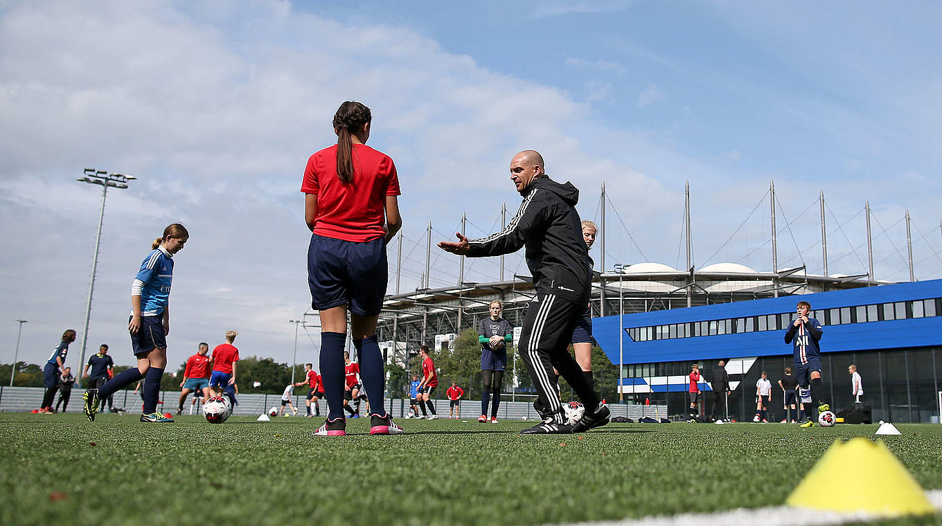 Training mit unterschiedlichen Schwerpunkten: U 15-Coach Marc-Patrick Meister (r.) © Getty Images