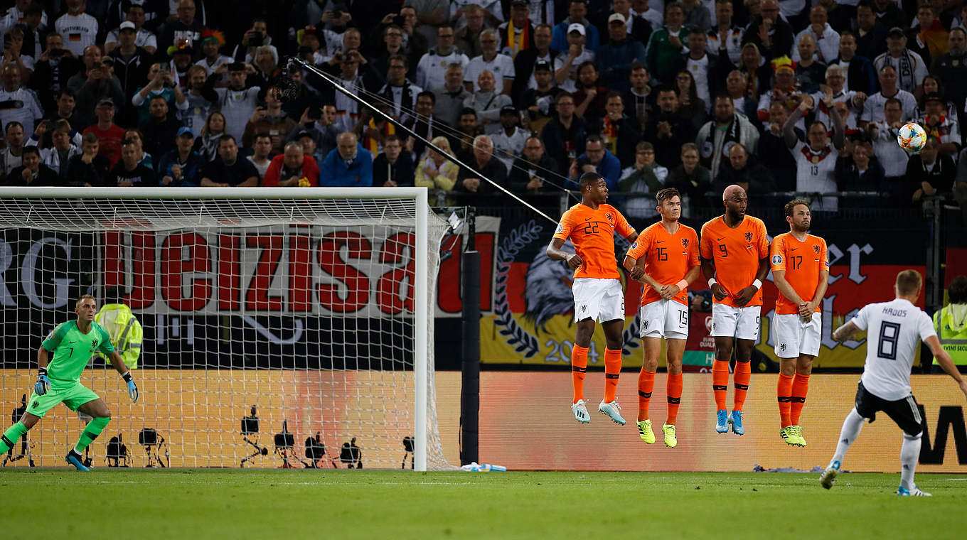 Toni Kroos (r.) sends a free-kick over the net.  © 