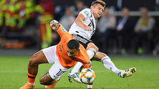 Memphis Depay and Toni Kroos locked in an intense duel.  © 2019 Getty Images