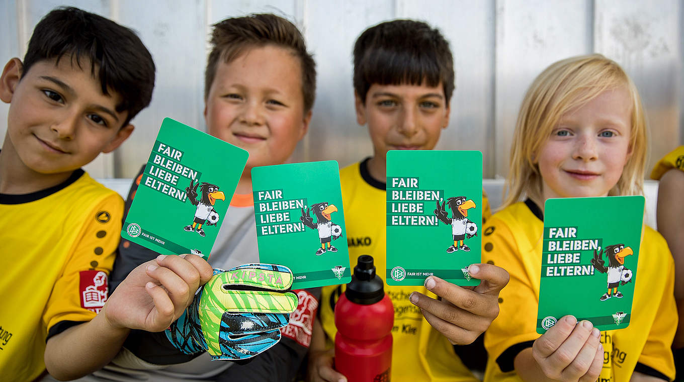 Starke Aktion: Fußballnachwuchs zeigt seinen Eltern die Fair-Play-Karte © Getty Images