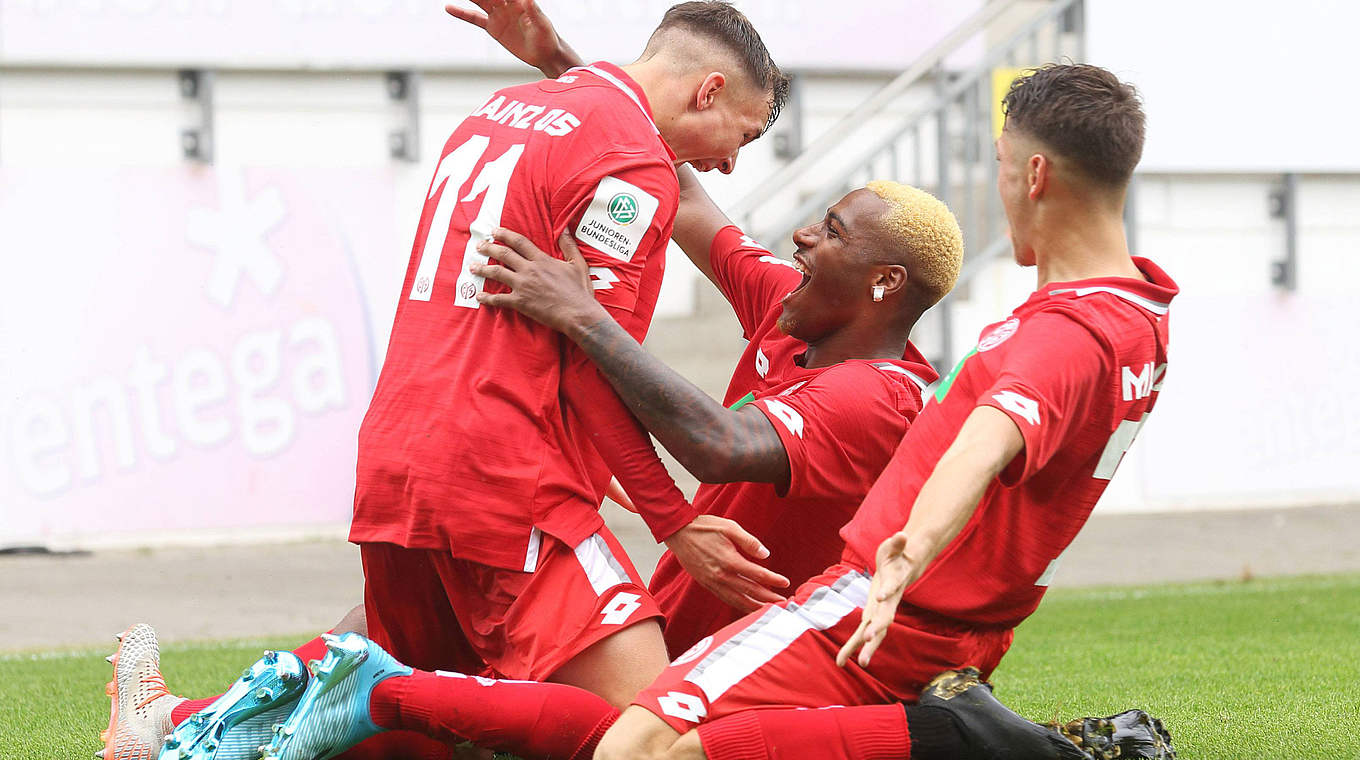 Topoffensive: Mainz jubelte schon dreimal dank Torjäger Sulaiman Moustapha (M.) © imago images / Martin Hoffmann