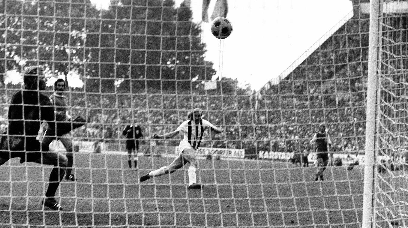 Selbst eingewechselt und prompt zum Sieg getroffen: Netzers Siegtreffer im DFB-Pokalfinale 1973 © imago/Pressefoto Baumann