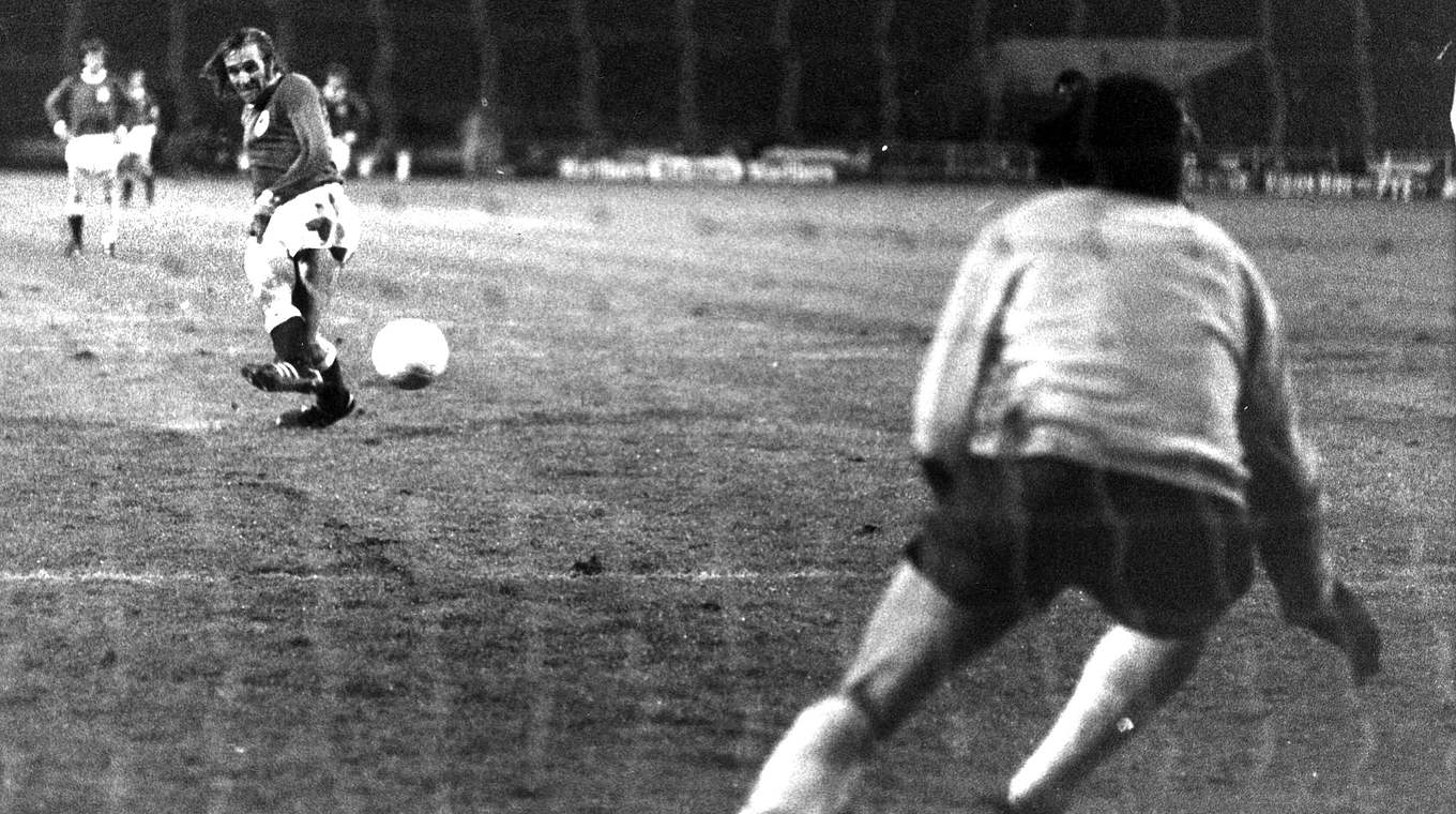 Mythisches Spiel: Günter Netzer trifft beim ersten Sieg in Wembley 1972 vom Punkt © imago/Horstmüller