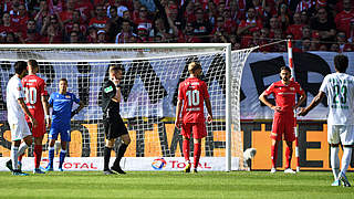 Hat bei Union Berlin gegen Werder Bremen viel zu tun: Schiedsrichter Tobias Welz © imago images / Matthias Koch