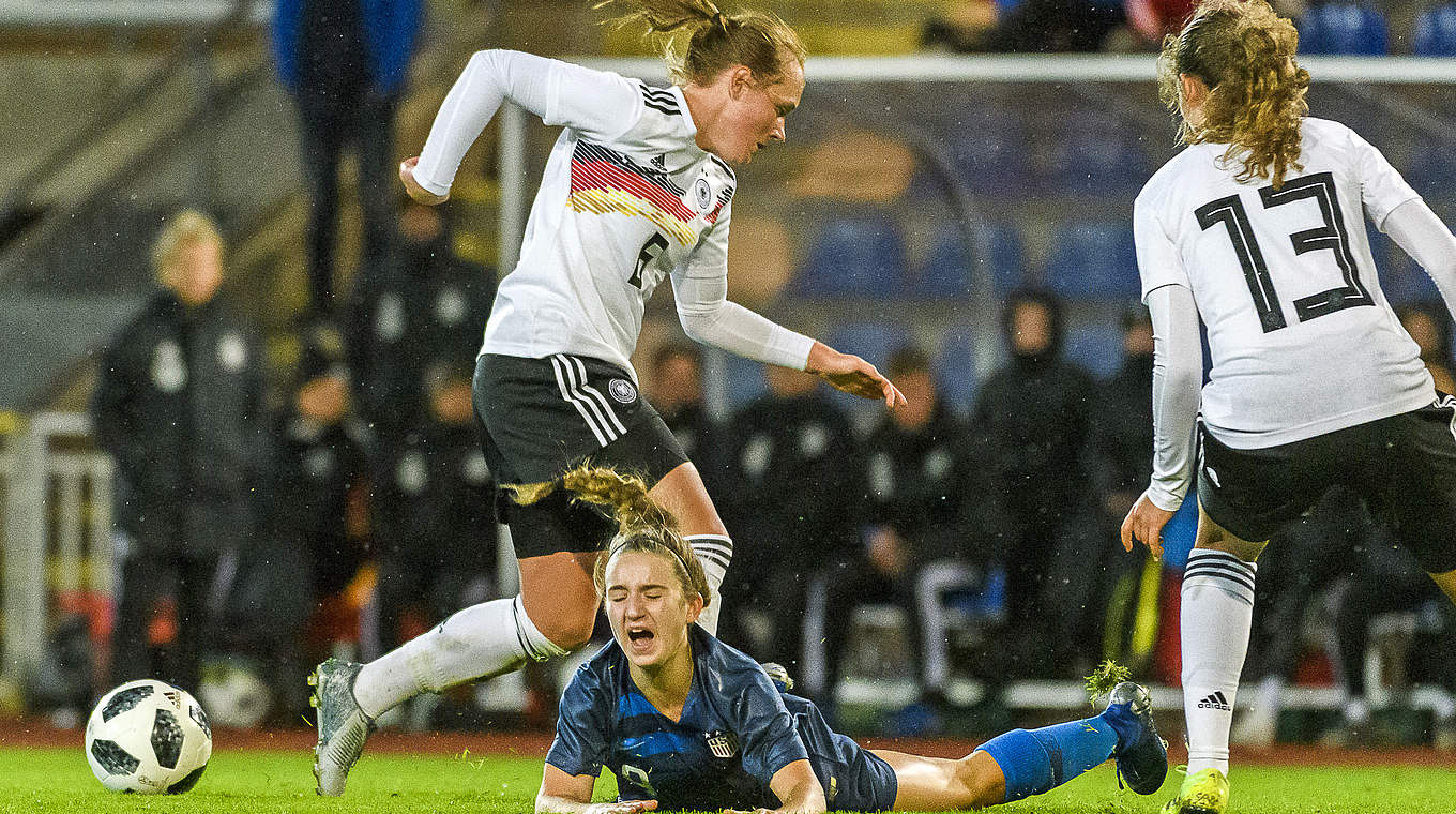 Kampf um den Ball: Lisanne Gräwe (l.) und Annika Wohner (r.) gegen Allyson Sentor © 2019 Getty Images