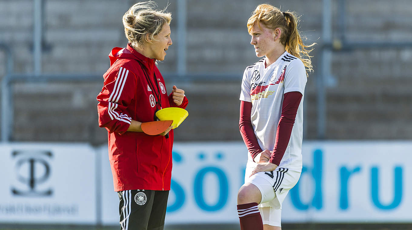 U 17-Trainerin Kromp (l.): "Die Spielerinnen wollten von der Leine gelassen werden" © 2019 Getty Images