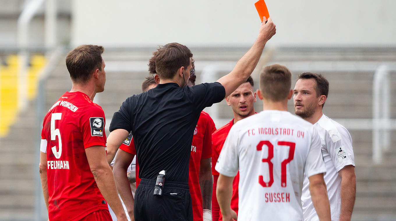 Wegen einer Tätlichkeit für drei Spiele gesperrt: Ingolstadts Peter Kurzweg (r.) © imago images/Oryk HAIST
