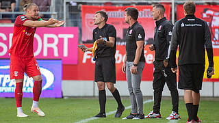 Es herrscht Diskussionsbedarf: Halles Kapitän Sebastian Mai (l.) und Trainer Ziegner (M.) © imago