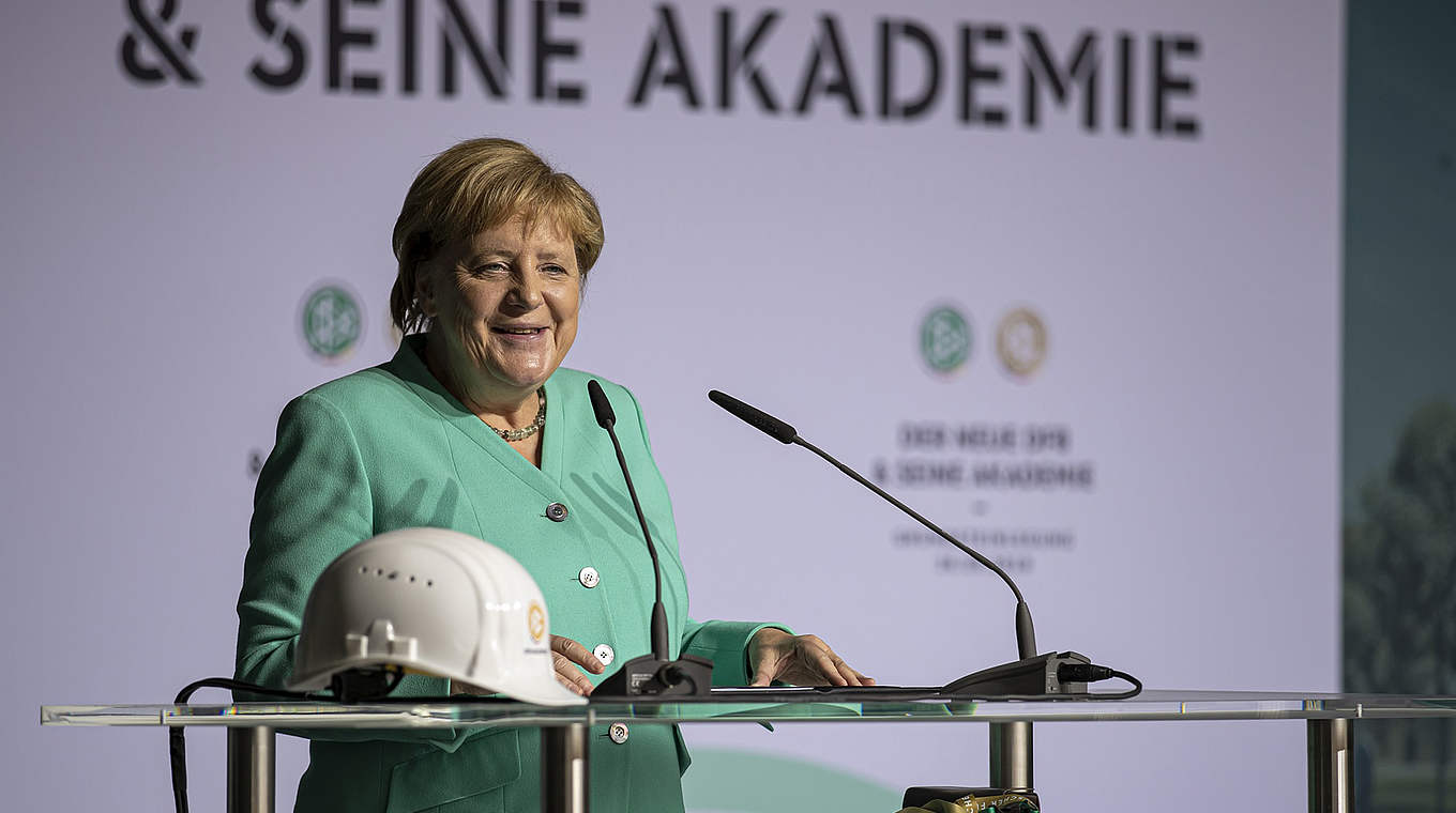 Angela Merkel: "Fußball lebt sowohl von den Amateuren als auch von den Profis" © DFB