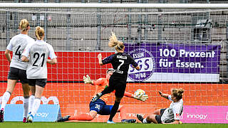 Trifft vor der Pause zum 1:0: Lea Schüller legt den Ball an Torhüterin Vanessa Fischer vorbei © Jan Kuppert