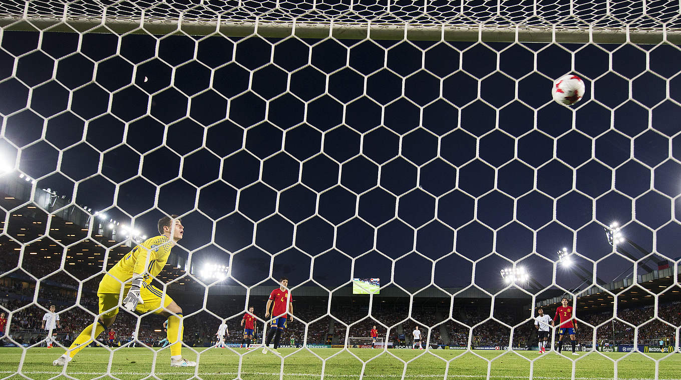 Entscheidender Moment im EM-Finale 2017: Mitchell Weisers Kopfball schlägt ein © Getty Images