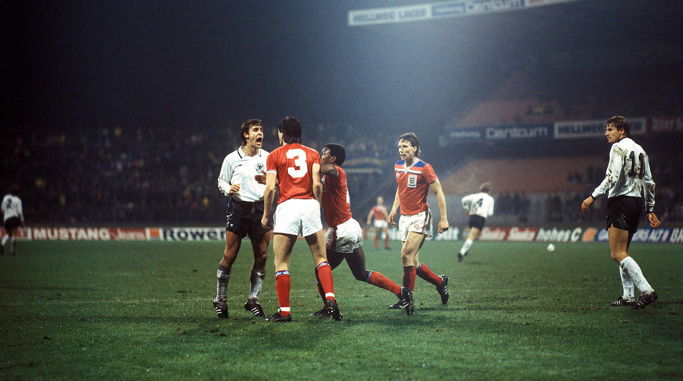 Umkämpfte Finalspiele bei der EM 1982: Pierre Littbarski (l.) im Wortgefecht © imago sportfotodienst