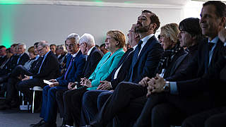 Grundsteinlegung: Bundeskanzlerin Angela Merkel im Kreis der Ehrengäste © DFB/Thomas Böcker