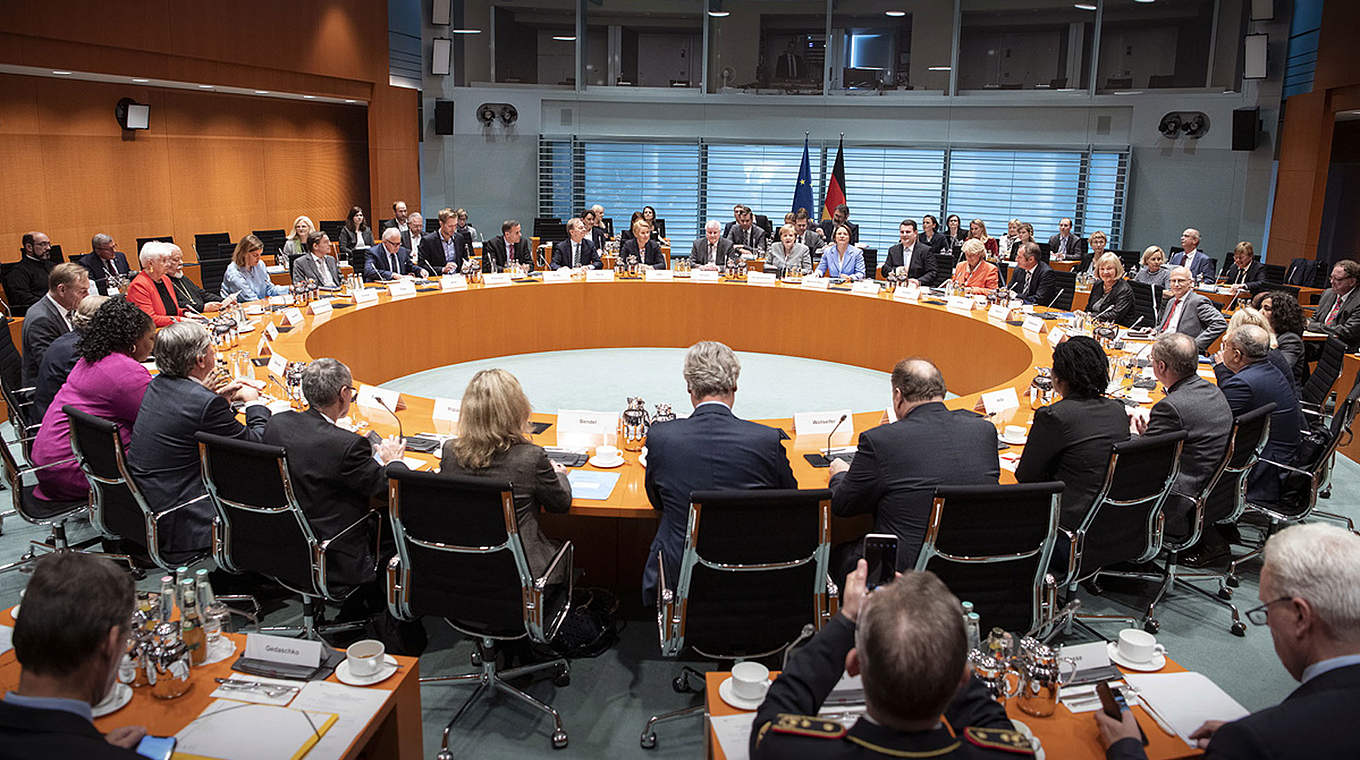 Integrationsgipfel in Berlin: Runder Tisch  mit Angela Merkel im Bundeskanzleramt © Bundesregierung/Guido Bergmann