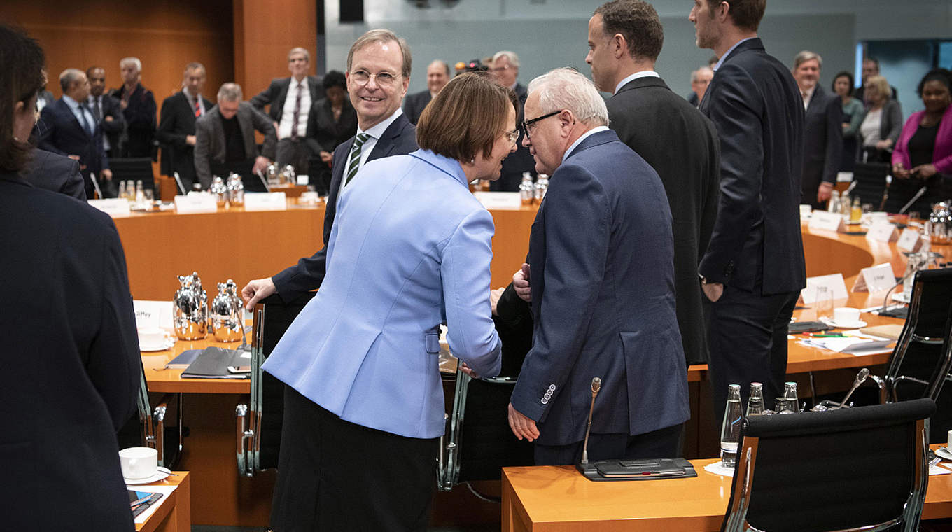 Im Dialog: DFB-Präsident Fritz Keller mit Staatsministerin Annette Widmann-Mauz © Bundesregierung/Guido Bergmann