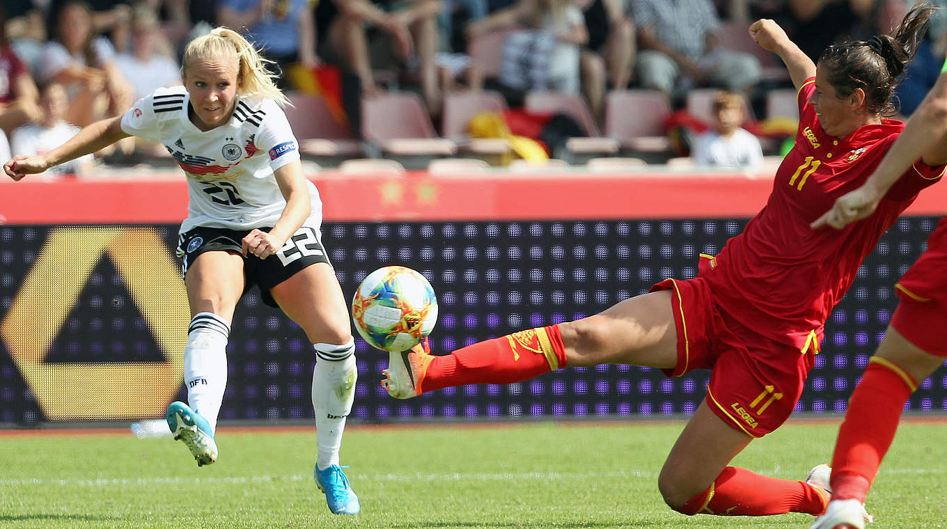 EM-Qualifikation gegen Montenegro: Knaak (l.) trifft zum zwischenzeitlichen 7:0 © 2019 Getty Images
