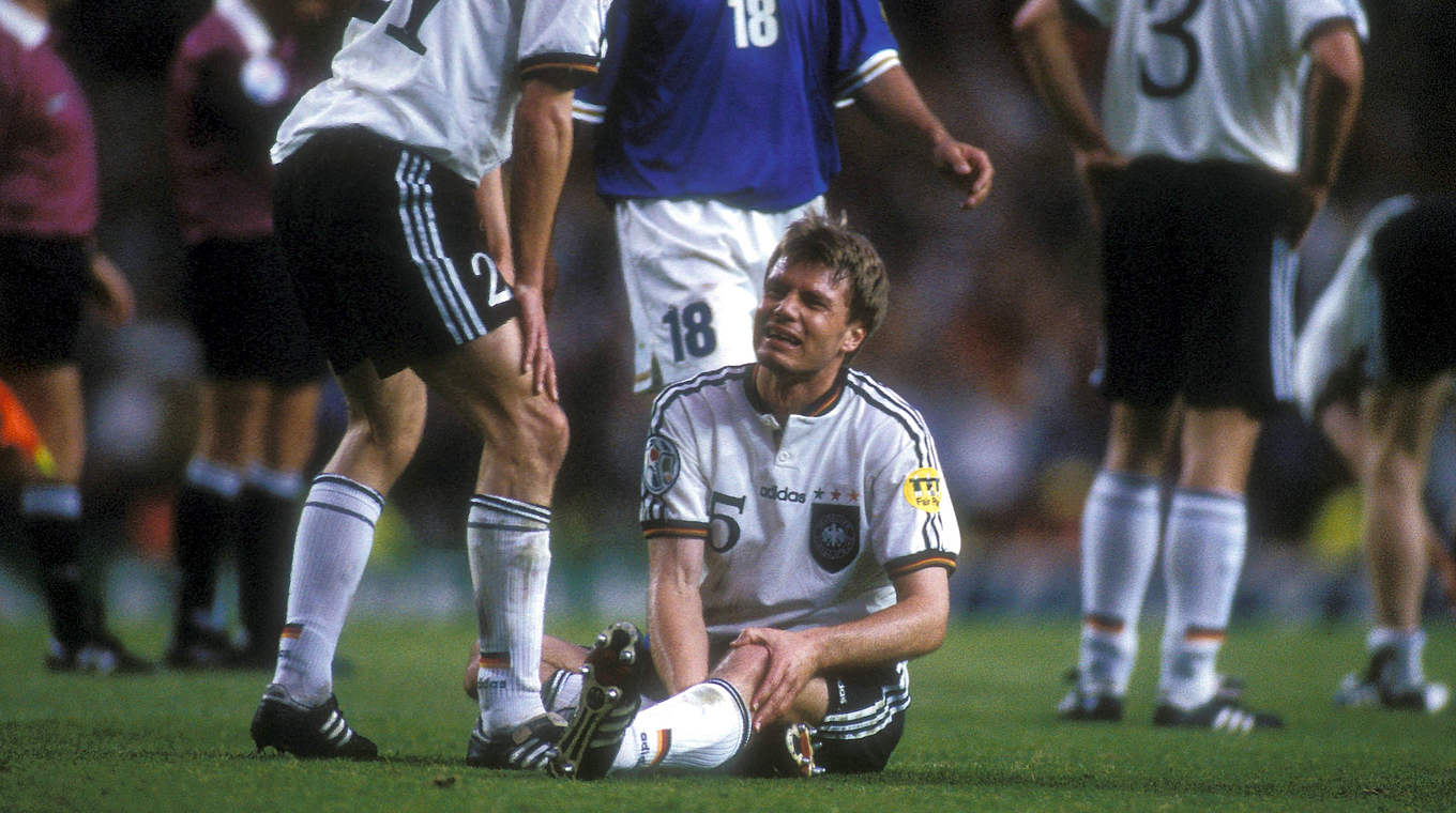 Mit schlechten Erinnerungen an Gegenspieler Casiraghi: Thomas Helmer und sein Knie © imago