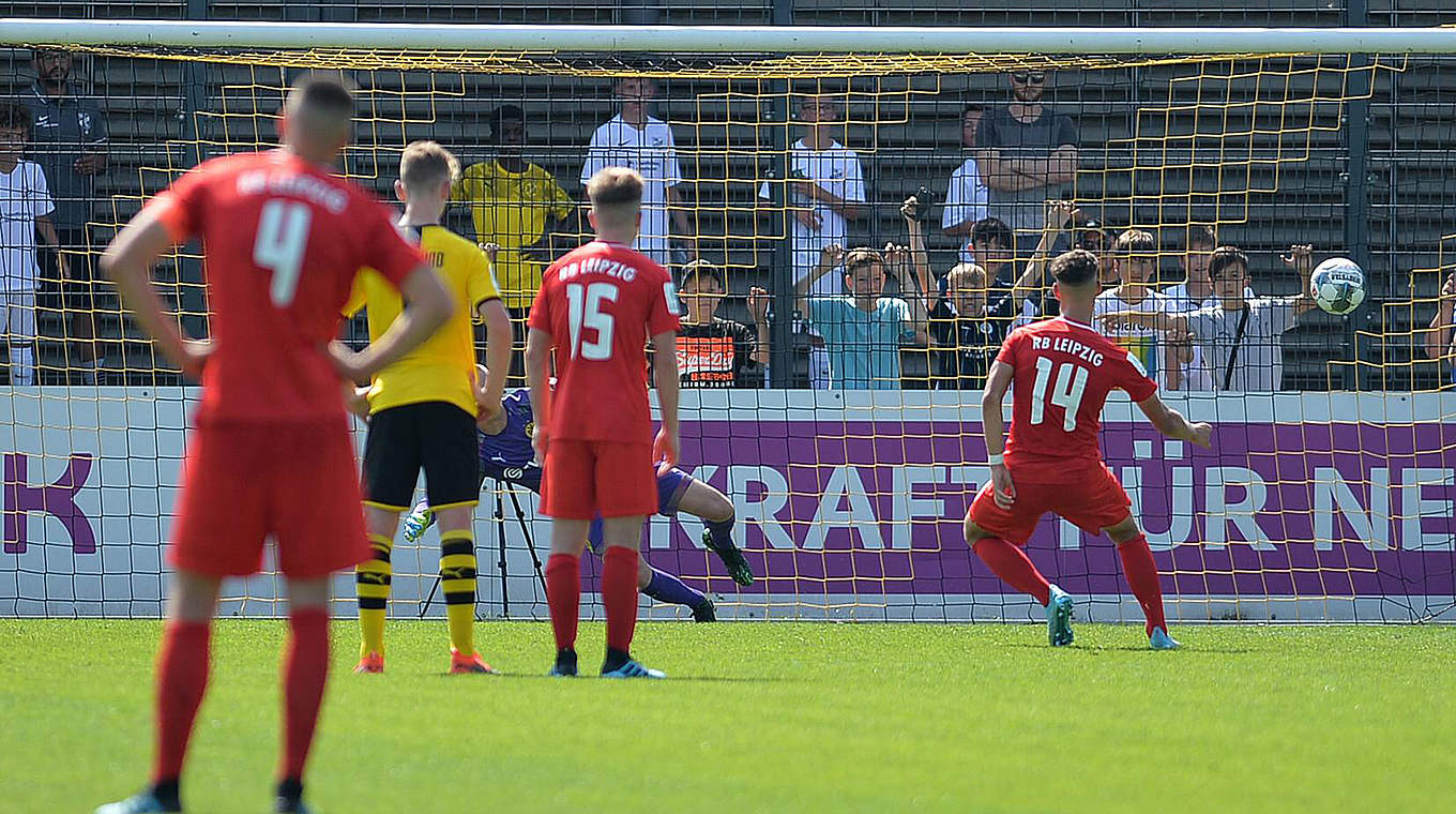 Entscheidender Moment: Tom Krauß (r.) schießt Leipzig in Dortmund ins Achtelfinale © imago images / eu-images