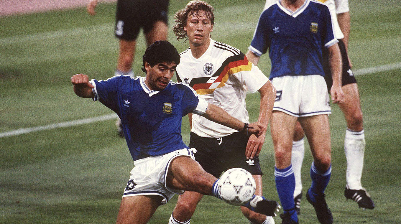 In einem Spiel zur Legende: Buchwald schaltet im WM-Finale 1990 Maradona aus © GettyImages