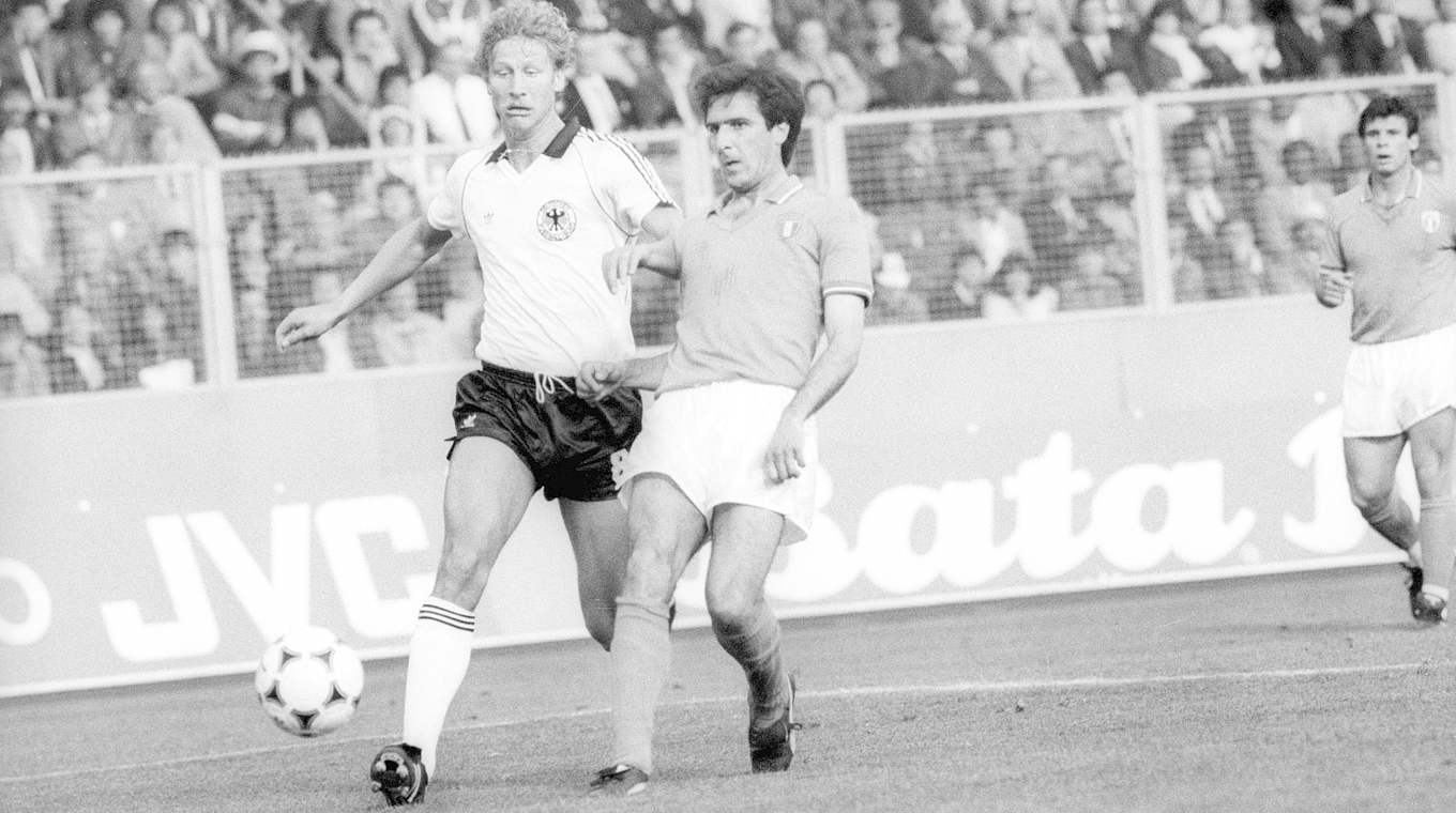 Länderspieldebüt 1984: Guido Buchwald (l.) im Duell mit Italiens Weltmeistern © imago/Sportfoto Rudel