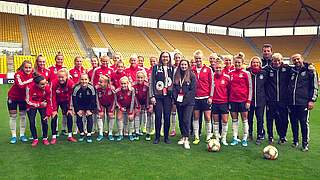 Ganz tiefe Einblicke in die Abläufe erhalten: Nina und Ella beim Fan-tastic Moments © DFB