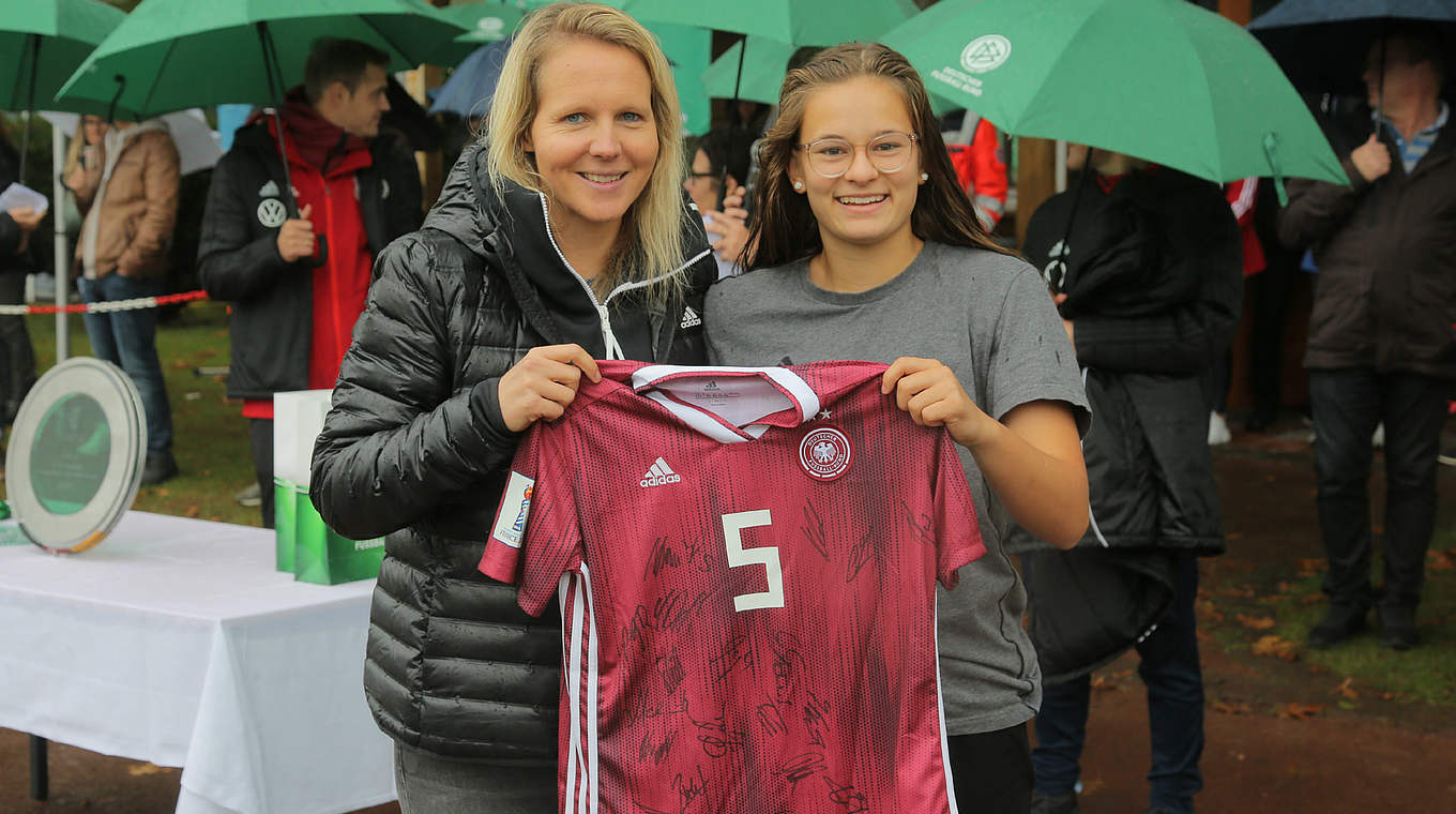 Bei der Siegerehrung: Kromp (l.) mit Tuana Keles, als beste Turnierspielerin ausgezeichnet © GettyImages