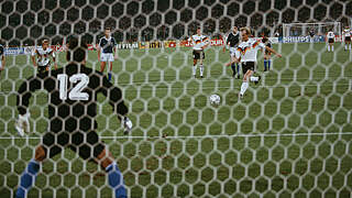 Moment für die Ewigkeit: Andreas Brehme schießt Deutschland zum WM-Titel 1990 © GettyImages